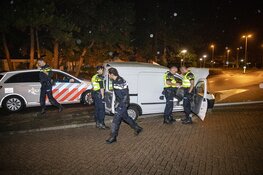 Automobilist vlucht na botsing tegen lantaarnpaal