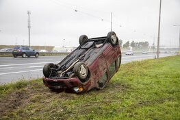 Auto op z'n dak op de A9 bij Heemskerk