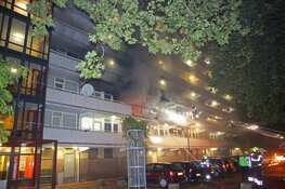 Dode bij grote uitslaande brand door explosie in flat