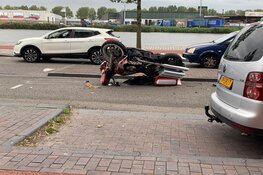 Grote motorfiets tegen kleine auto
