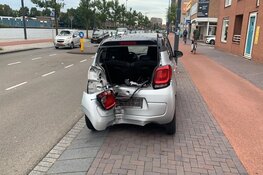 Grote motorfiets tegen kleine auto