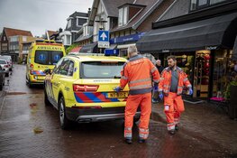 Ambulances en traumateam in Hoofdstraat in Santpoort