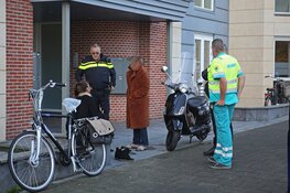 Scooterrijdster onderuit na schrikreactie van uitparkerende auto