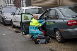 Automobilist botst tegen geparkeerde auto&#39;s, rijbewijs ingenomen