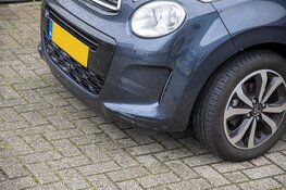 Automobilist botst tegen geparkeerde auto&#39;s, rijbewijs ingenomen