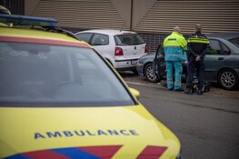 Automobilist botst tegen geparkeerde auto&#39;s, rijbewijs ingenomen