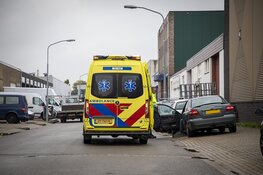 Automobilist botst tegen geparkeerde auto&#39;s, rijbewijs ingenomen