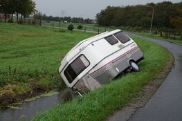 Caravan schiet los van auto
