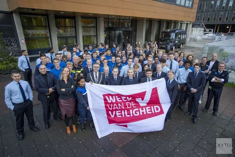 Studenten Nova College doen veiligheidscheck Haarlemse winkeliers