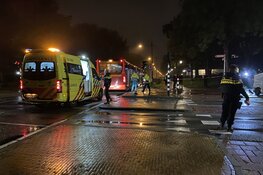 Bestelauto vol met flessen lachgas geramd door R-Net bus