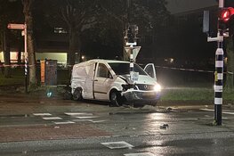 Bestelauto vol met flessen lachgas geramd door R-Net bus