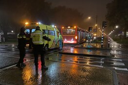 Bestelauto vol met flessen lachgas geramd door R-Net bus