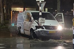 Bestelauto vol met flessen lachgas geramd door R-Net bus