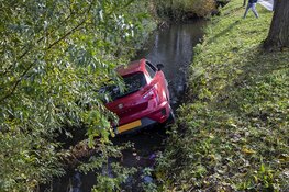 ﻿Auto in de sloot langs de Noord Schalkwijkerweg