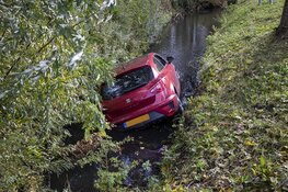 ﻿Auto in de sloot langs de Noord Schalkwijkerweg