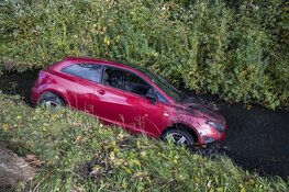 ﻿Auto in de sloot langs de Noord Schalkwijkerweg