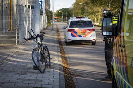Fietser mist tanden na botsing tegen stilstaande auto