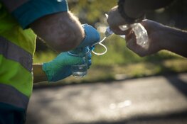 Fietser mist tanden na botsing tegen stilstaande auto