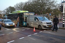 Stadsbus rijdt achterop bedrijfsbus in Haarlem