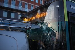 Stadsbus rijdt achterop bedrijfsbus in Haarlem