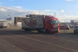 Twaalf volwassenen en vier kinderen gevonden in vrachtwagen in haven IJmuiden