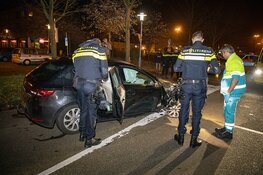 Gewonde en aanhouding bij botsing tegen boom in Velserbroek