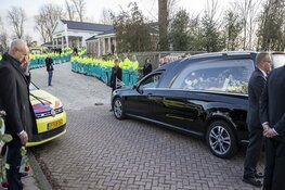 Indrukwekkende laatste groet aan overleden ambulancebroeder