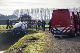 Belgische automobiliste met auto bijna te water