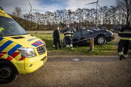 Belgische automobiliste met auto bijna te water