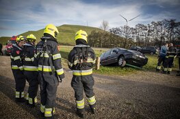 Belgische automobiliste met auto bijna te water
