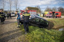 Belgische automobiliste met auto bijna te water