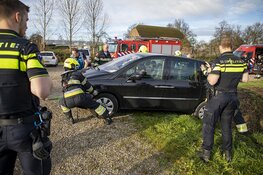 Belgische automobiliste met auto bijna te water