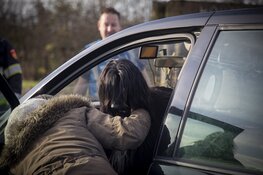 Belgische automobiliste met auto bijna te water