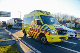 Aanrijding tussen auto en vrachtauto in Velsen-Noord
