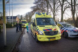 Scholier lelijk ten val op scooter voor school