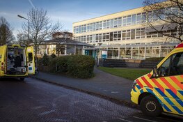 Scholier lelijk ten val op scooter voor school