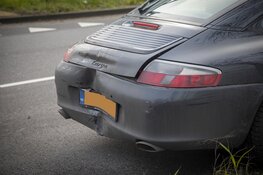 Busje botst achterop op Porsche
