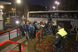 Actievoerders Greenpeace per bus overgebracht van Schiphol naar Santpoort-Noord