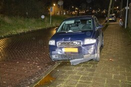 Auto tegen boom in de Venkelstraat in Haarlem