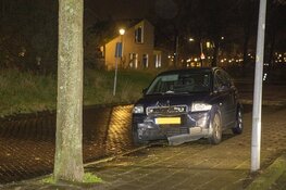 Auto tegen boom in de Venkelstraat in Haarlem
