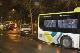 Automobilist vlucht na botsing met Connexxion bus in Haarlem