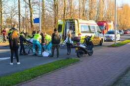Scooterrijder met spoed naar het ziekenhuis na aanrijding
