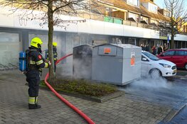 Container vol plasticafval in brand: veel rookontwikkeling