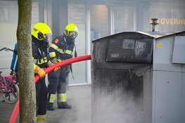 Container vol plasticafval in brand: veel rookontwikkeling