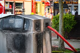 Container vol plasticafval in brand: veel rookontwikkeling