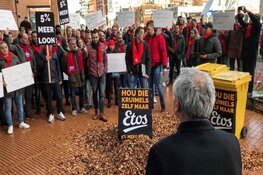 Etos-stakers gooien kliko's leeg bij hoofdkantoor Ahold: "Hou die kruimels maar"