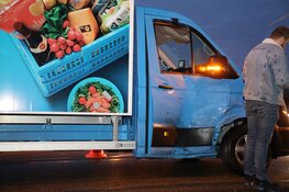 DHL wagen botst op kerende Albert Heijn wagen in Spaarndam