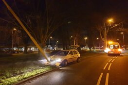 Auto tegen lantaarnpaal in Heemskerk