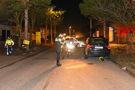 Pizzabezorger klapt op geparkeerde auto in Beverwijk