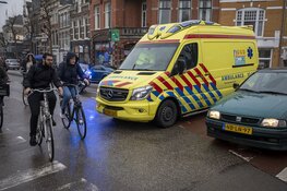 Jonge dame hard ten val op het Houtplein in Haarlem